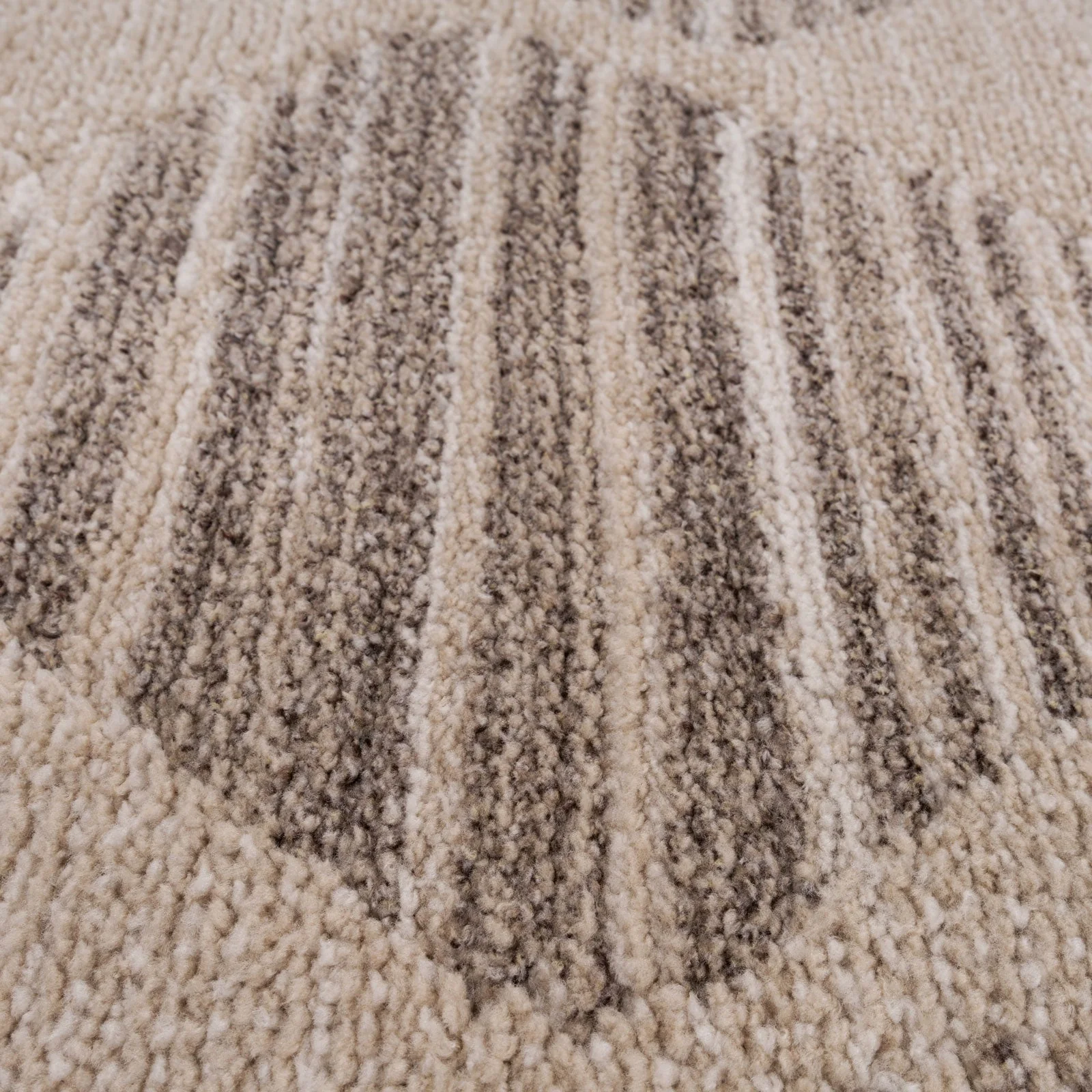 Neutral Diamond Pattern Stair Carpet - Image 5